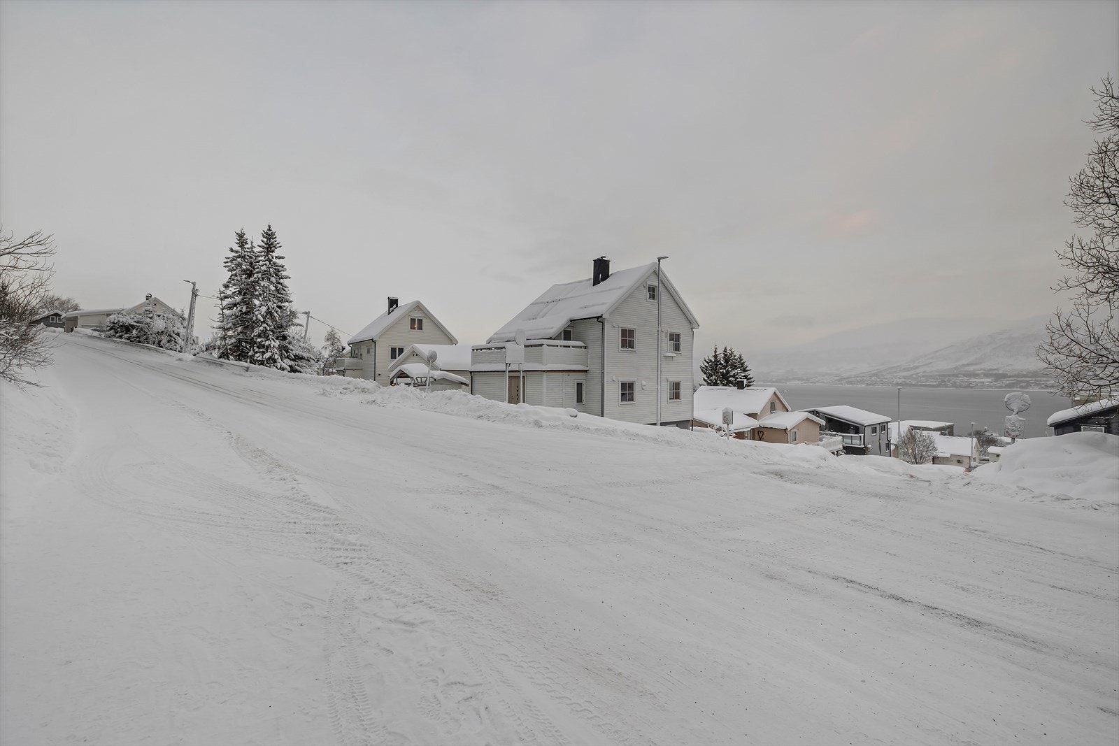 Leiligheten ligger plassert nært UNN / UiT, bussforbindelser og Tromsømarka samt Tromsøbadet Galleribilde
