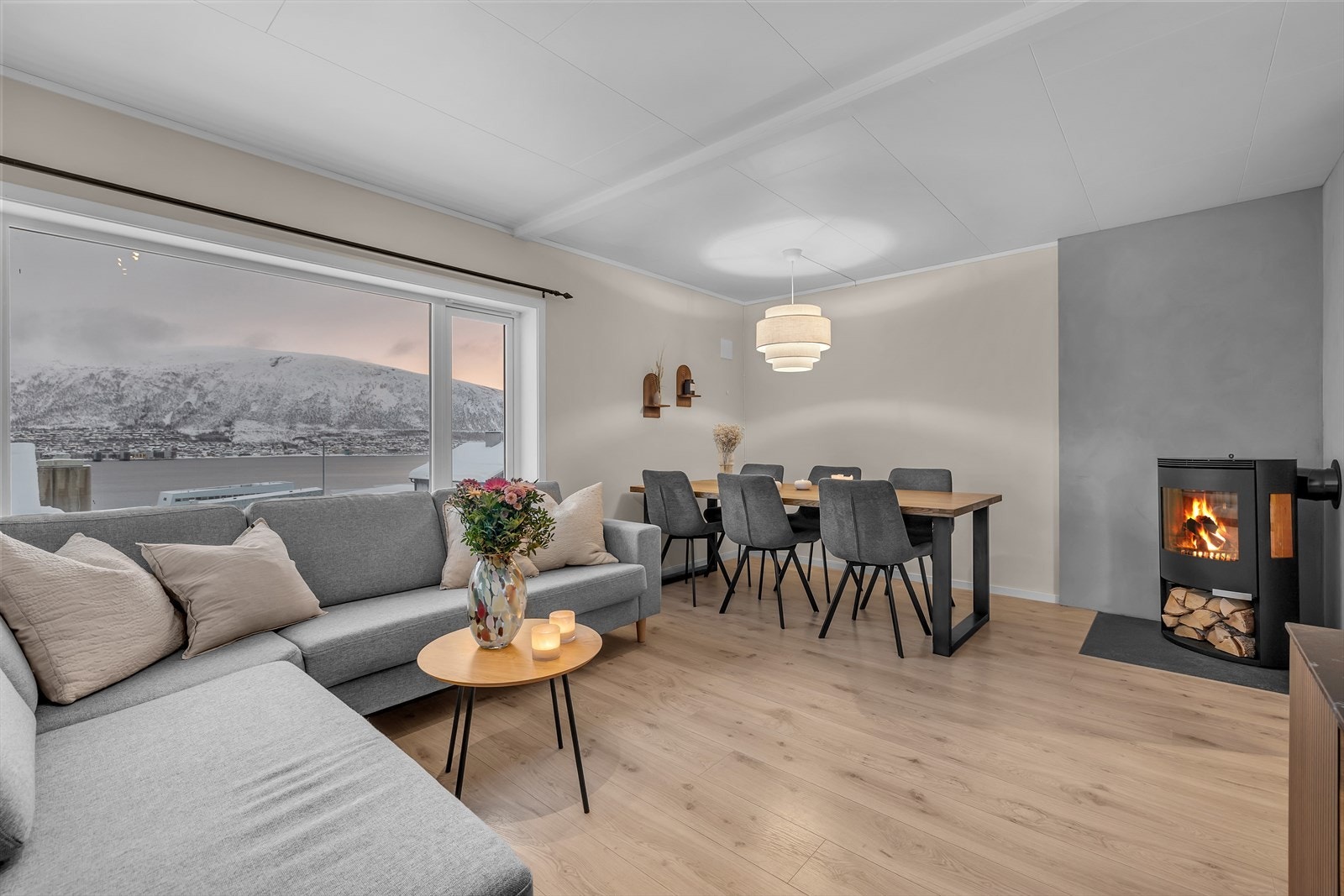 Lyst og hyggelig oppholdsrom Galleribilde