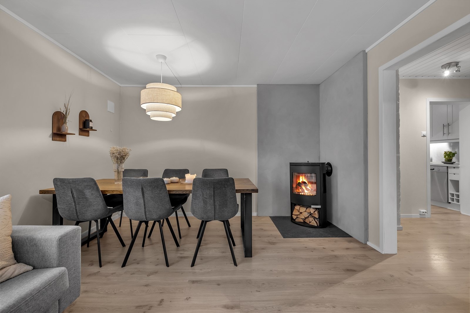 God plass til stort spisebord i stuen Galleribilde