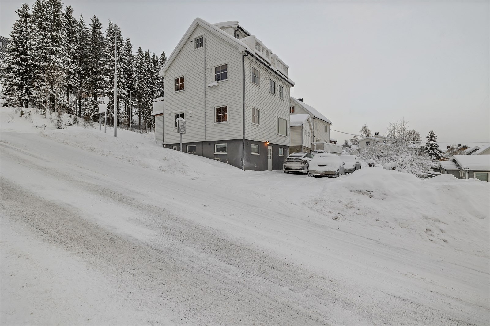 Det er to leiligheter i bygget. Denne ligger i 1. etasje. Leiligheten i toppetasjen leier ut leilighet i sokkelen Galleribilde