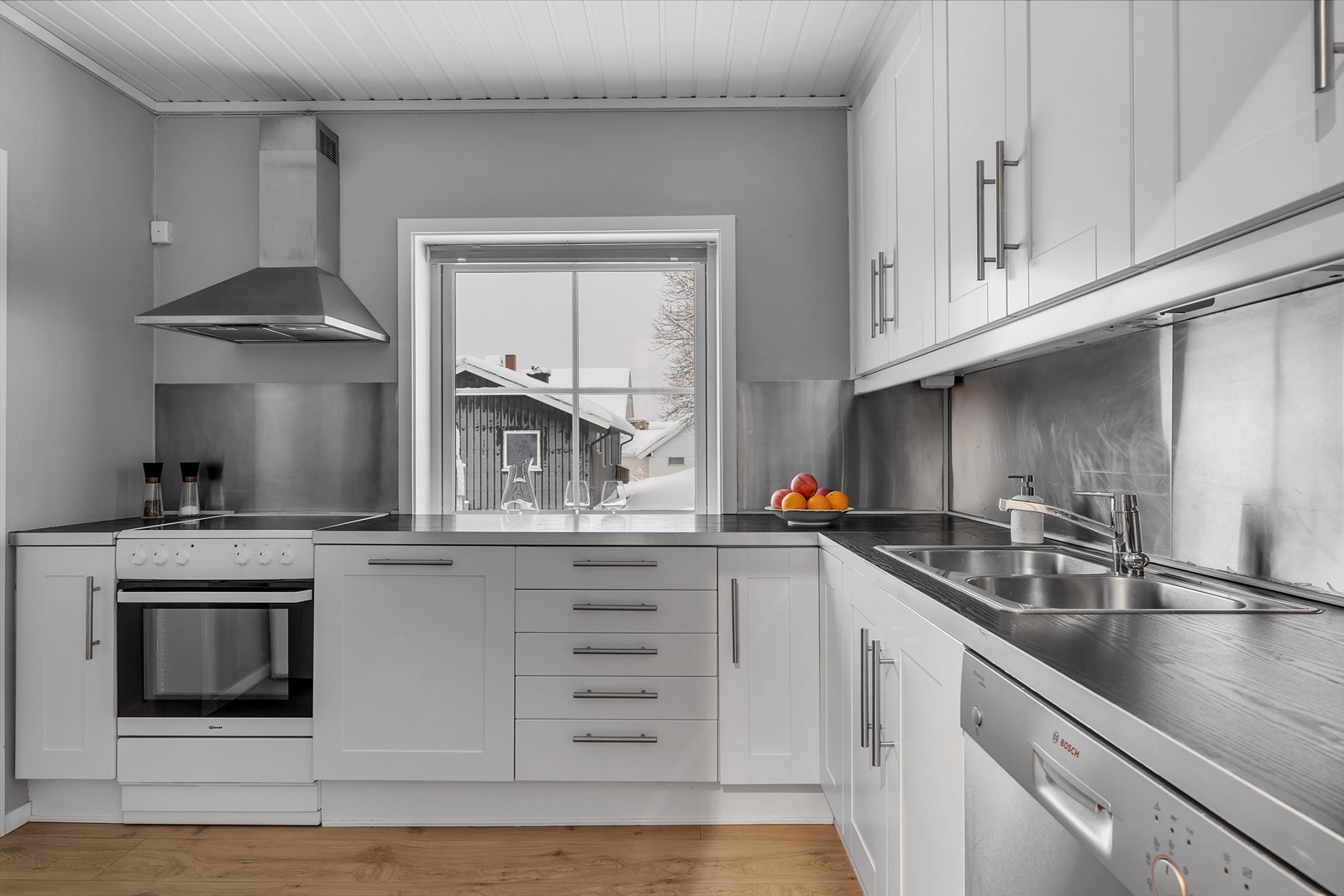 Praktisk kjøkken med rikelig med benke- og oppbevaringsplass Galleribilde