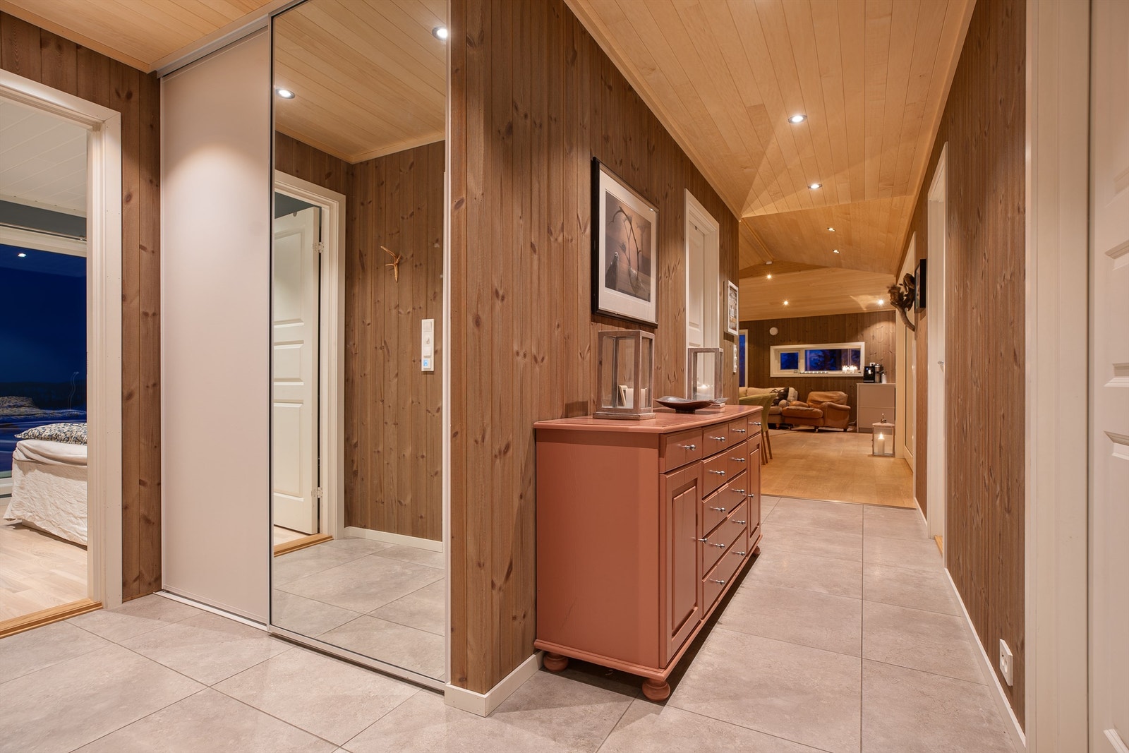 Flislagt gang med varmekabler og romslig skyvedørsgarderobe. Galleribilde