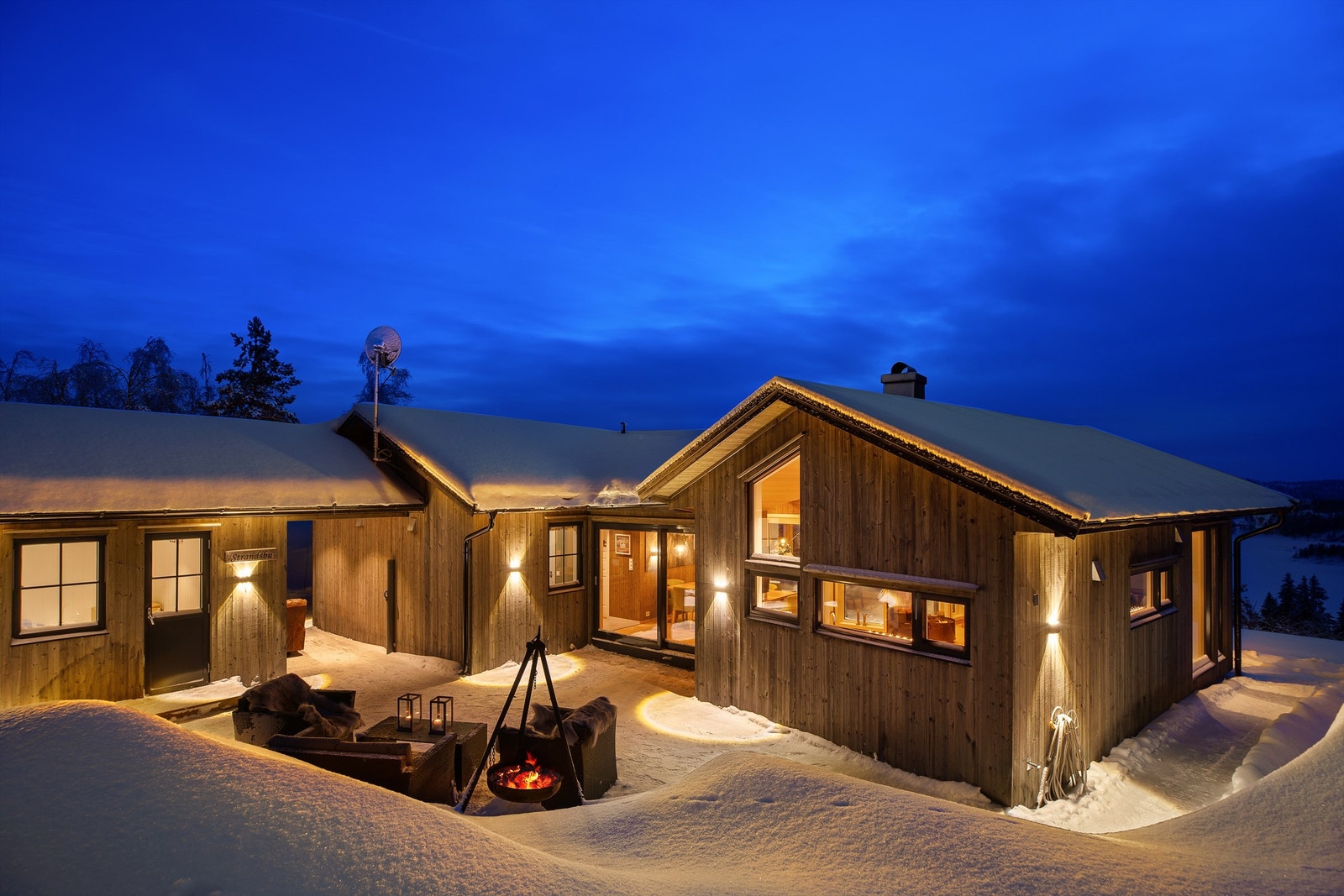 Koselig og lun uteplass. Terrasse rundt store deler av hytta. Galleribilde