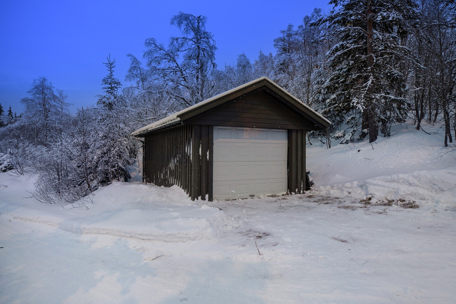 Garasje på nedsiden bakken. Galleribilde