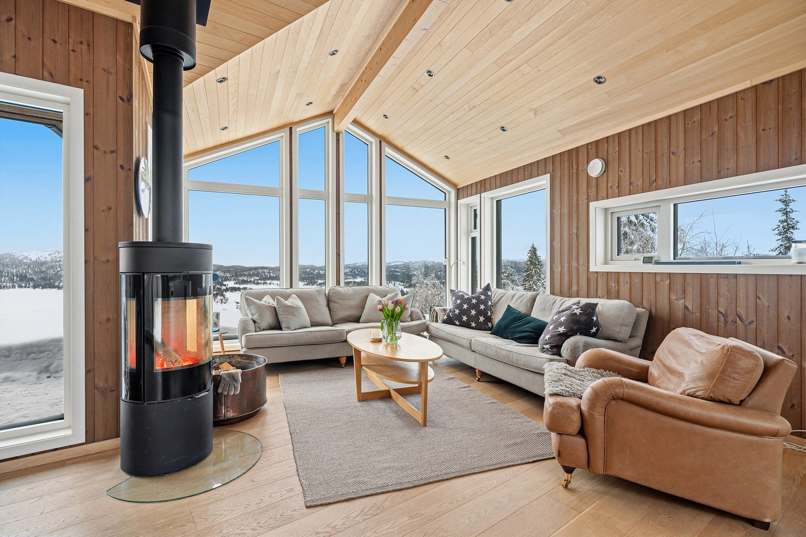 Lekker stue med generøse vindusflater og nydelig utsikt. Galleribilde