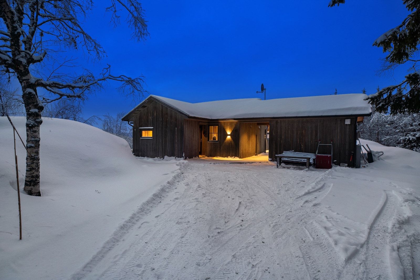 Fasade og parkering. Galleribilde