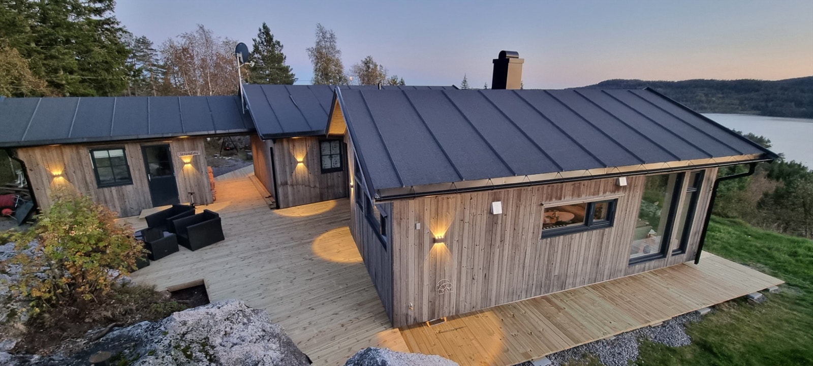 Hytta med terrasse rundt. Eiers bilde. Galleribilde