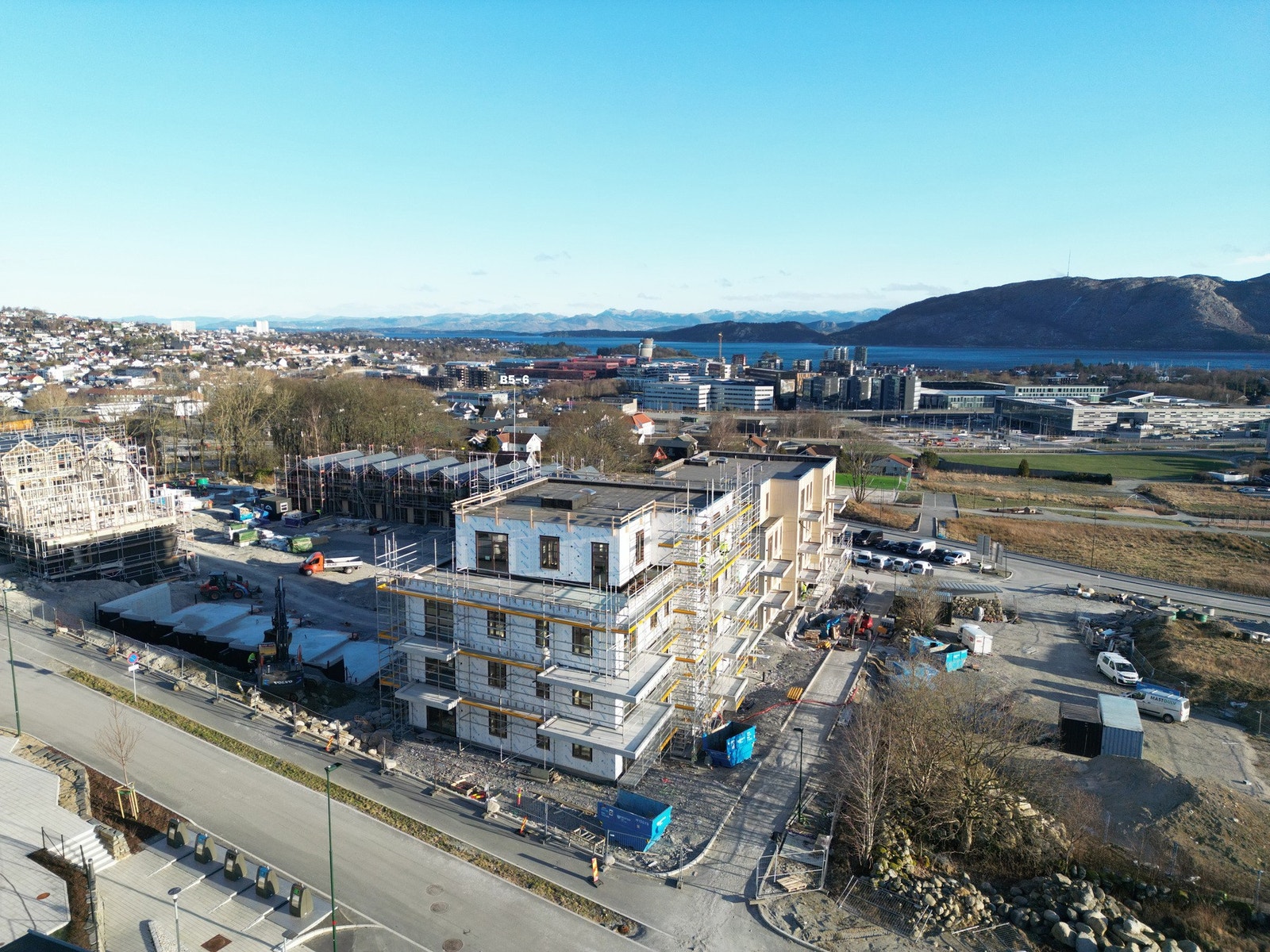 Byggingen er godt i gang og boligen vil stå ferdig i juni. Den aktuelle boligen er markert i bilde. Galleribilde