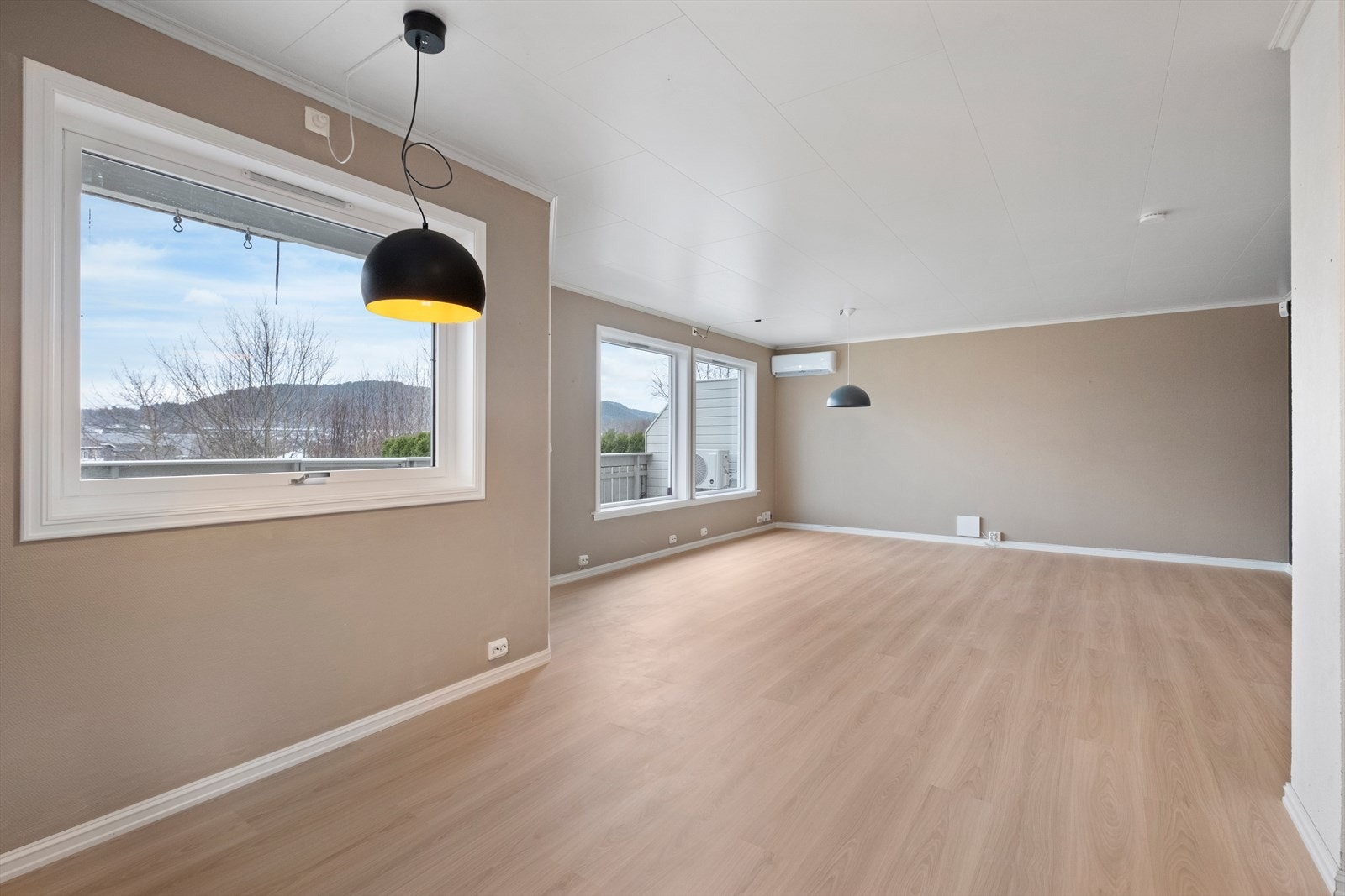 Nytt parkettgulv i stue/kjøkken og begge soverom. Gulvet ble lagt i desember 2025. Galleribilde