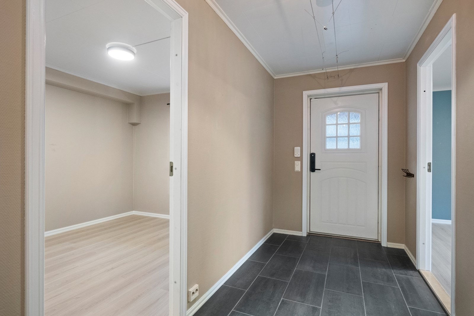 Inngangsprti med flis på gulvet. Galleribilde