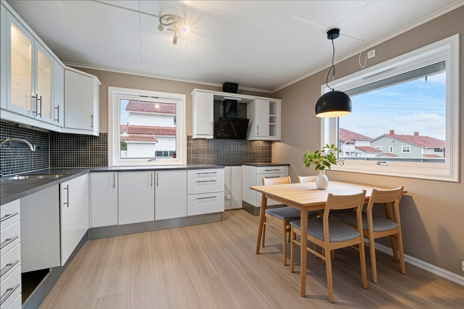 Plass til spisebord på kjøkken. Bildet er digitalt møblert. Galleribilde