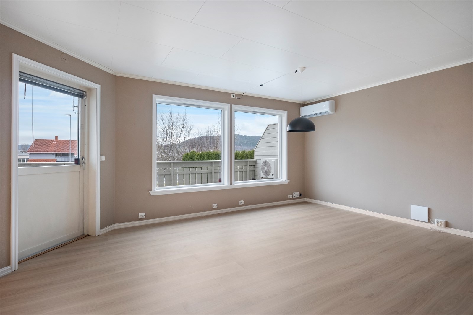 De store vindusflatene gir rikelig med naturlig lysinnslipp. Galleribilde