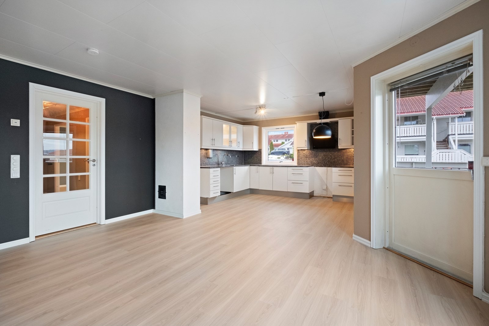 Åpen stue- og kjøkkenløsning, som gir en romslig atmosfære. Galleribilde