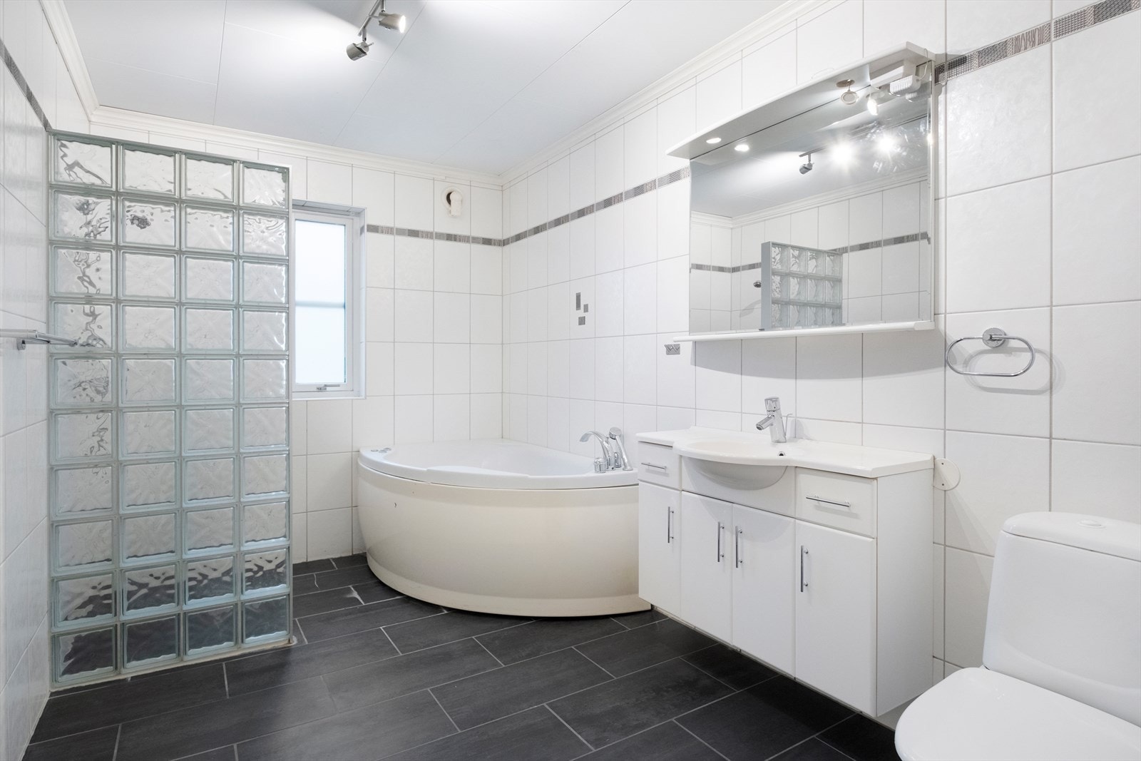 Lyst helfliset bad, med varmekabler på gulv. Galleribilde