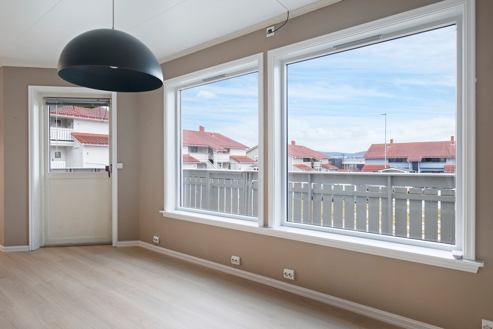 Utgang fra stue til veranda. Galleribilde