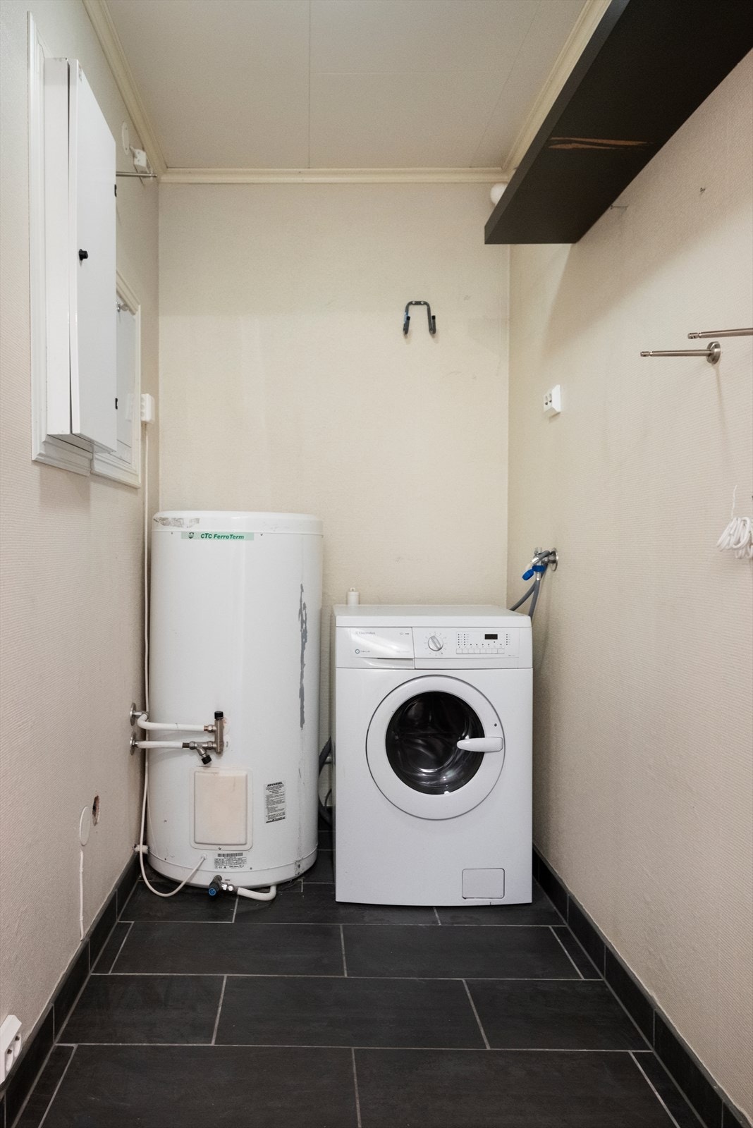 Vaskerom med flis og varmekabler på gulv. Galleribilde