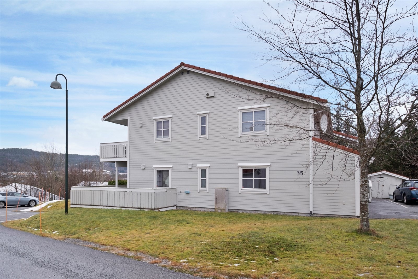 Hyggelig sameie bestående av 20 boligseksjoner fordelt på 5 stk firemannsboliger. Galleribilde