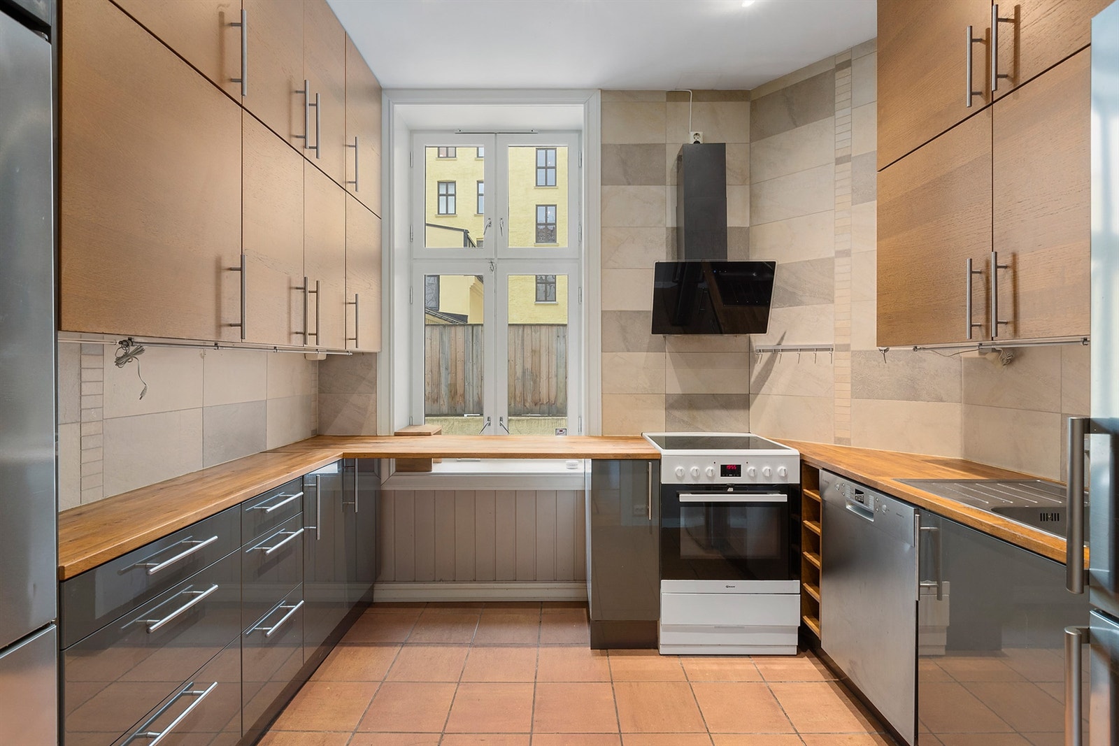 Kjøkken med tilhørende hvitevarer. God benke- og skapplass Galleribilde