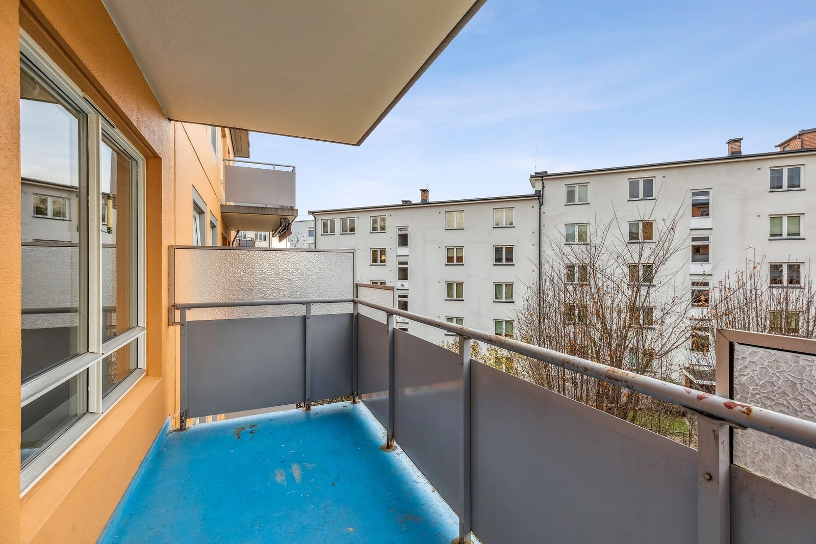 Fra stuen er det utgang til balkong, som vender inn mot bakgården. Galleribilde