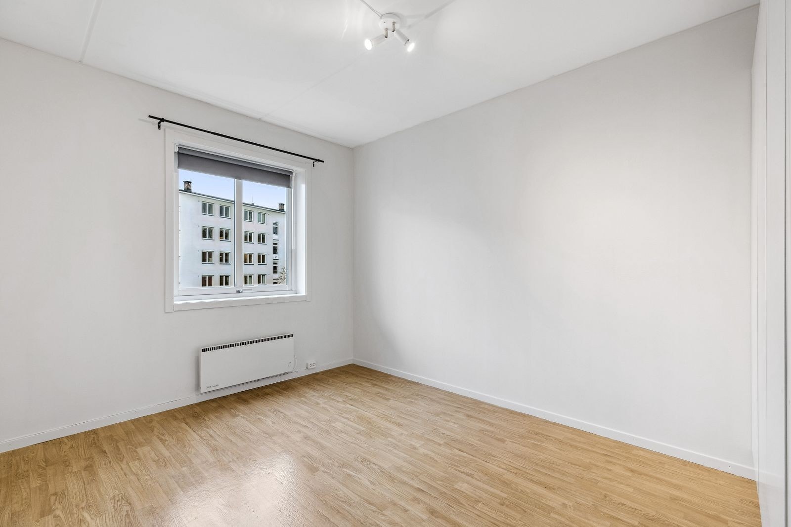 Hovedsoverommet har god plass til dobbeltseng. Garderobeskap følger med. Galleribilde