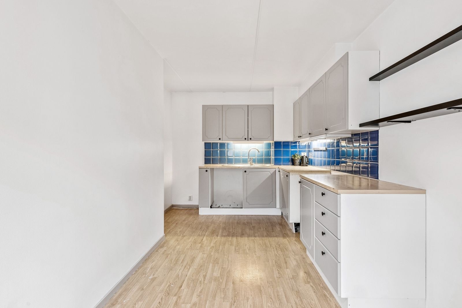 Separat kjøkken med god plass til spisebord. Godt med benk- og skapplass. Galleribilde