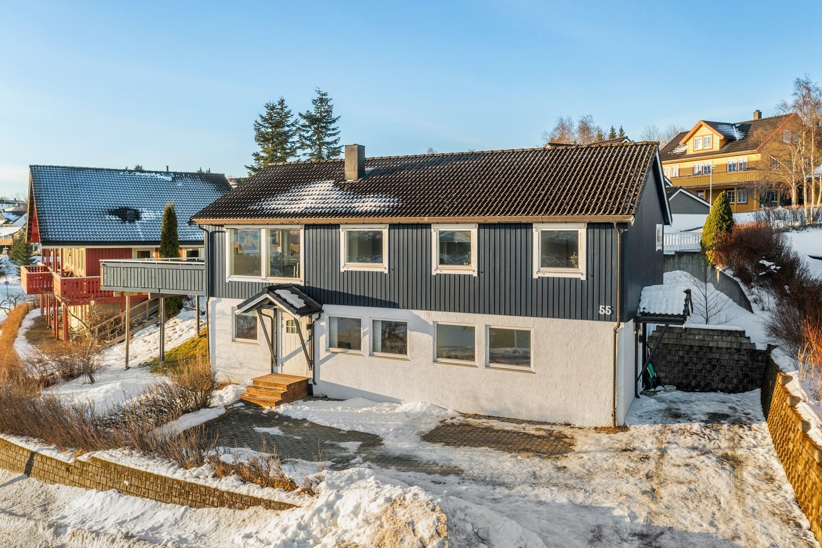 Sokkelleilighetene har hver sin inngang på den andre siden av boligen. Smart adskilt fra hoveddelen. Galleribilde