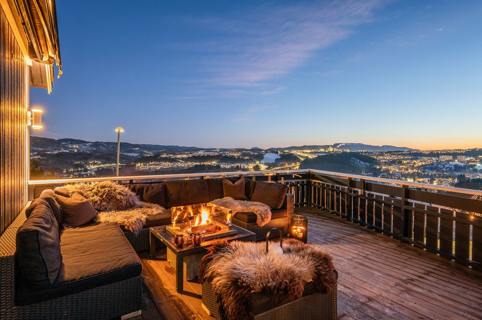 Verandaen er vendt mot sørvest og er på hele 30m²! Fantastisk utsikt og gode solforhold kan nytes i rolige omgivelser Galleribilde