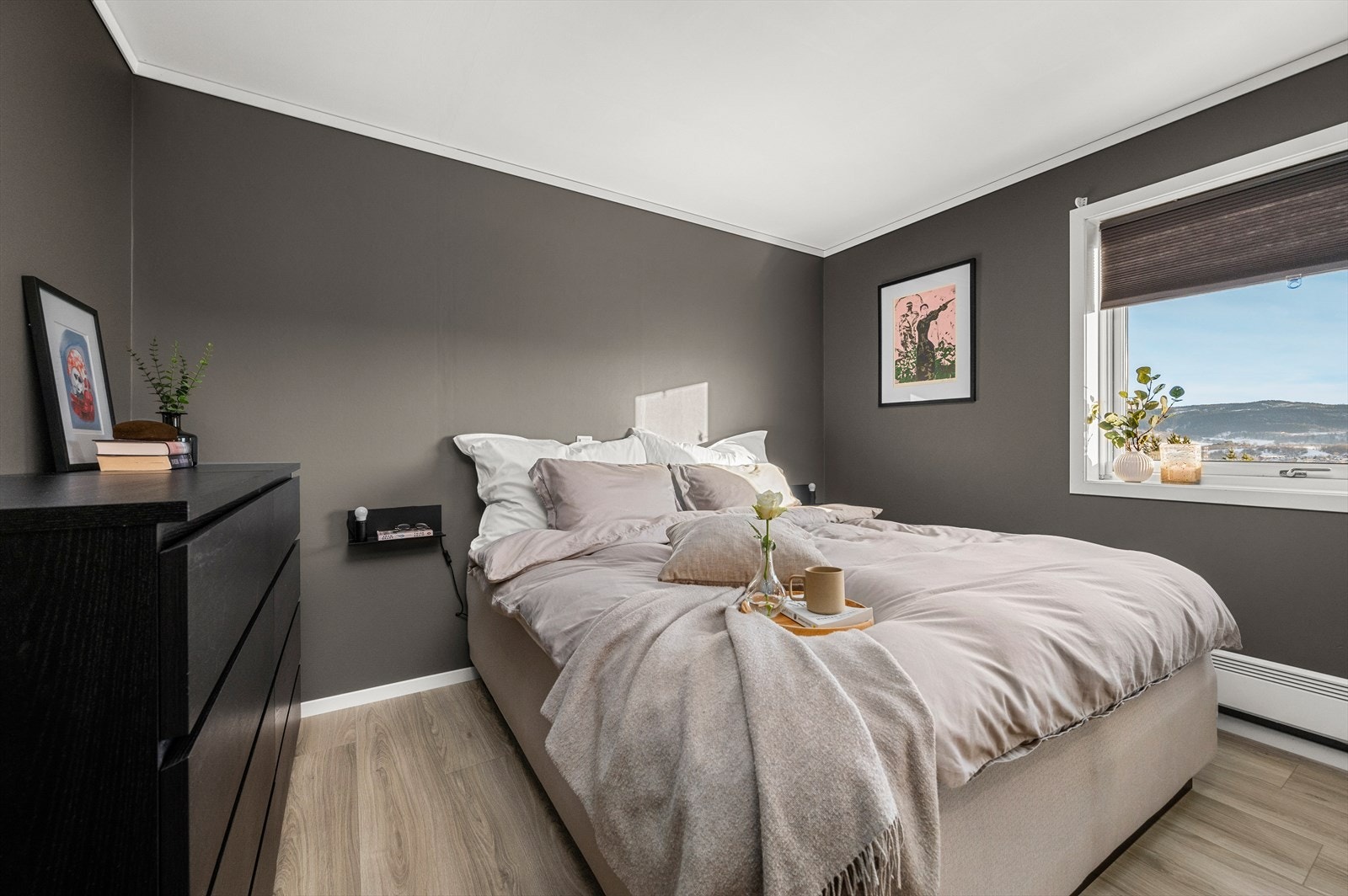 I hoveddelen er det 3 romslige soverom. Her fra hovedsoverommet på 11,9m² Galleribilde