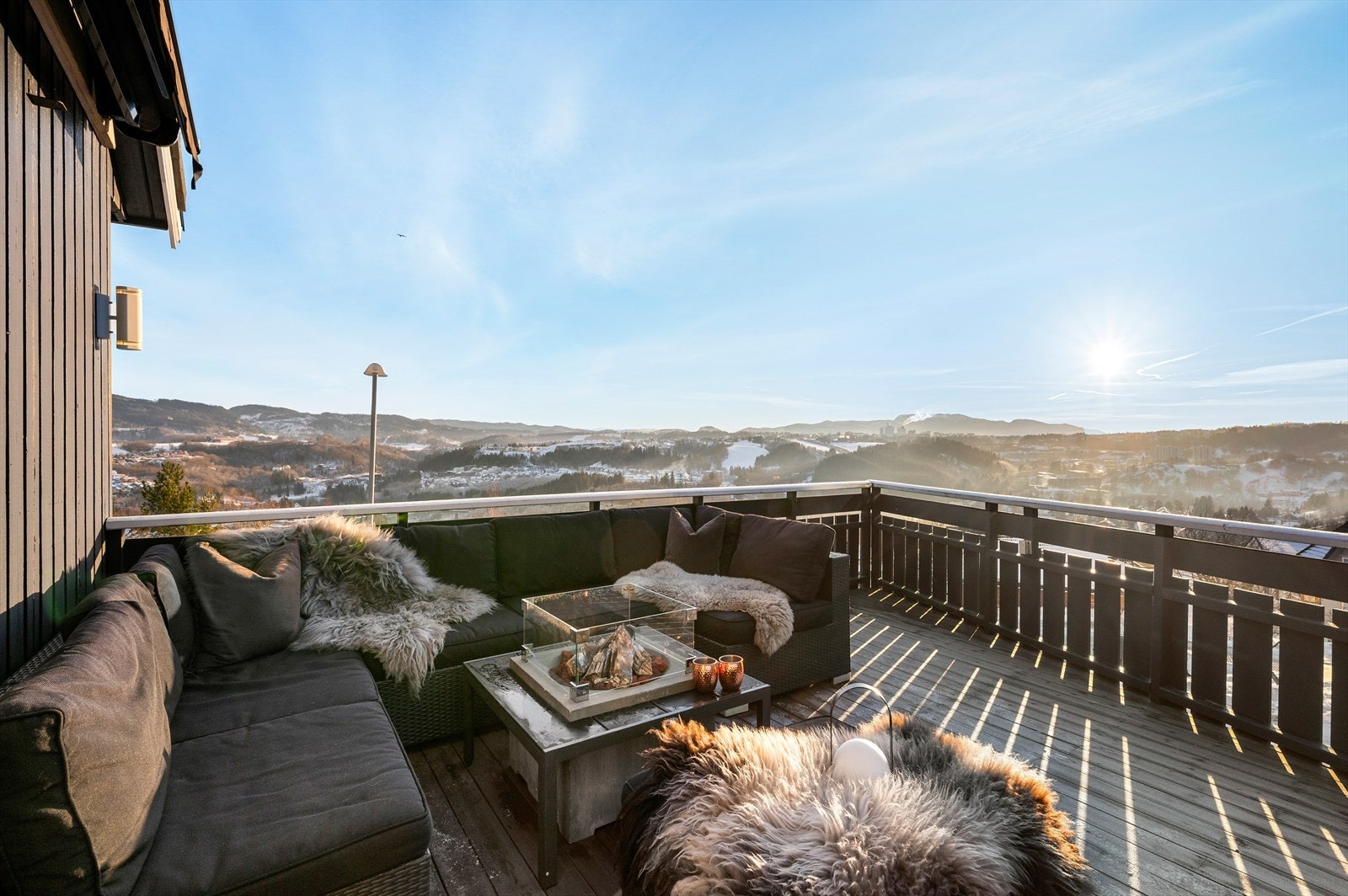 Verandaen møbleres etter eget ønske. Det er god plass til møblement, grill m.m. Galleribilde