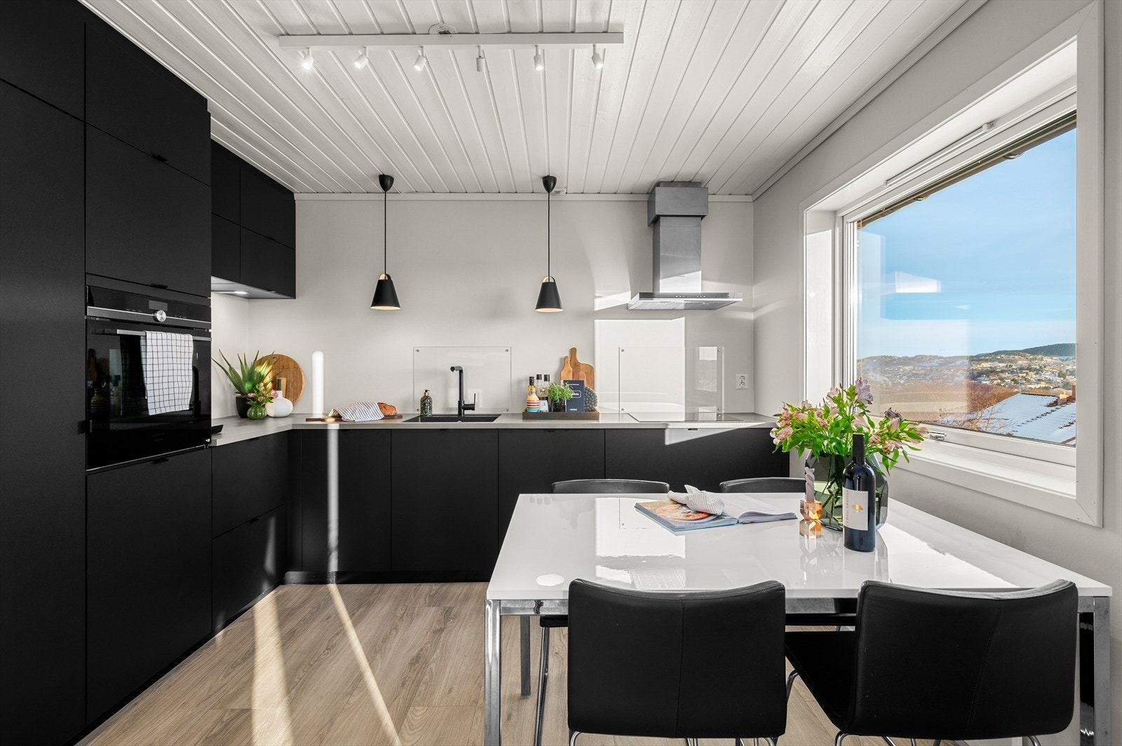 Kjøkkenet er på hele 11m² som gir godt med boltreplass for hobbykokken Galleribilde