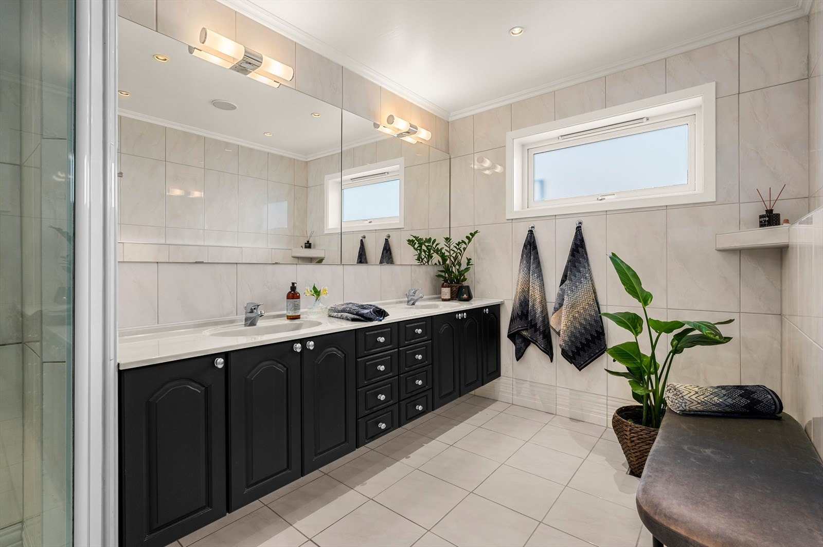 Badet opplyses å være fra 2005 og er etablert av tidligere eier. Rommet er på hele 8m² som gjør det svært romslig Galleribilde