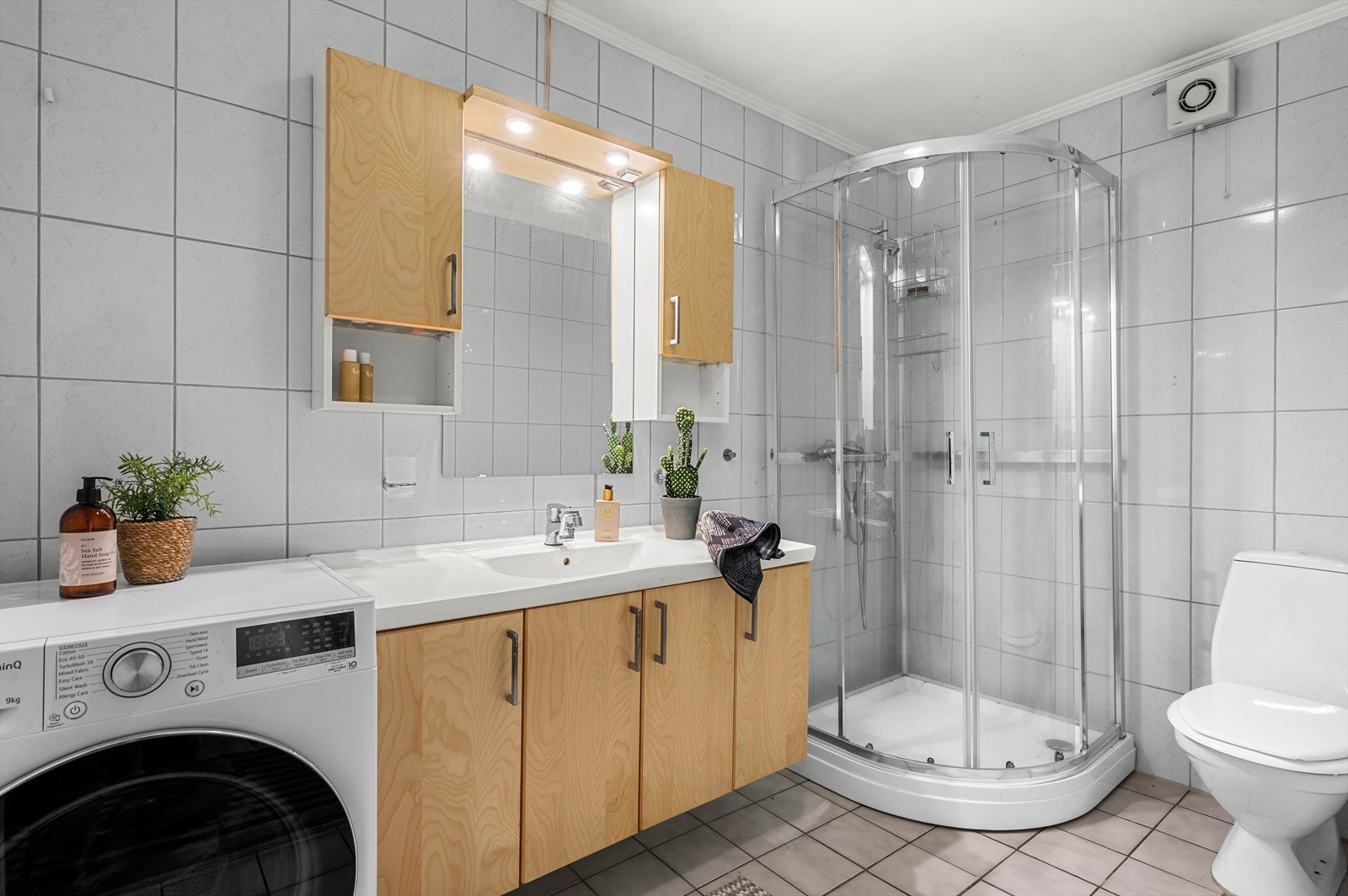 Begge baderom er på 5,1m². Det ene toalettet ble skiftet av eier i 2025 Galleribilde