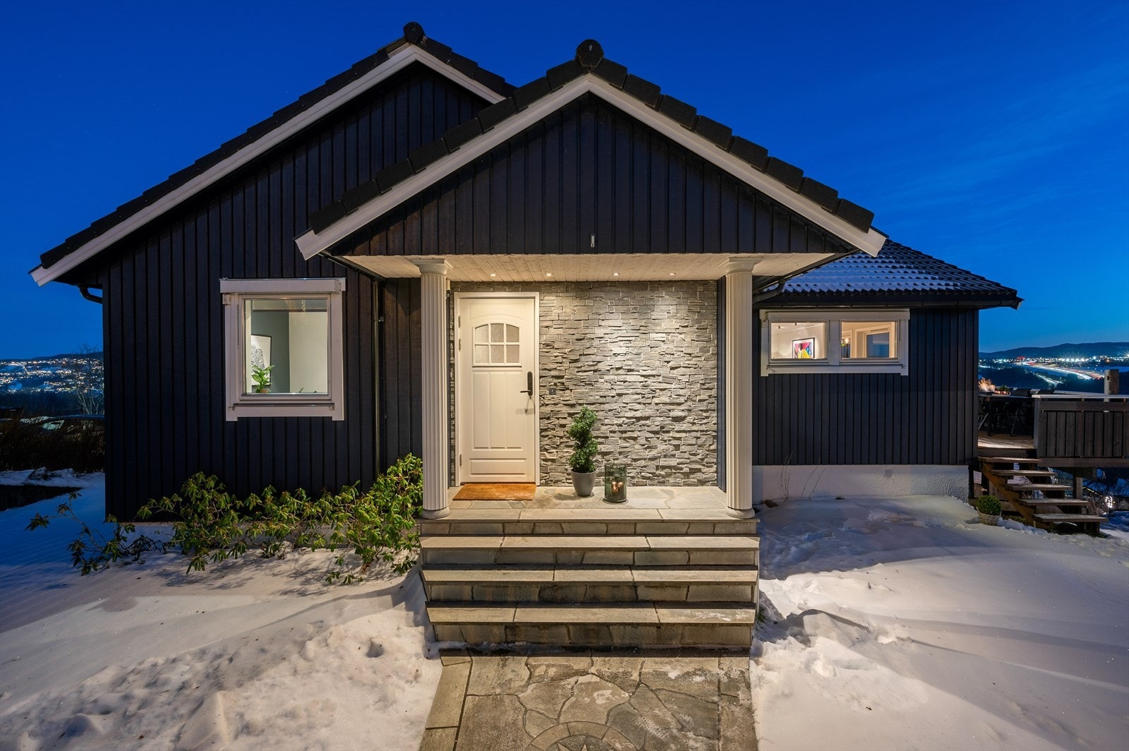 Huset har flere moderne kvaliteter, blant annet varmekabler i trappene utenfor inngangspartiet! Galleribilde