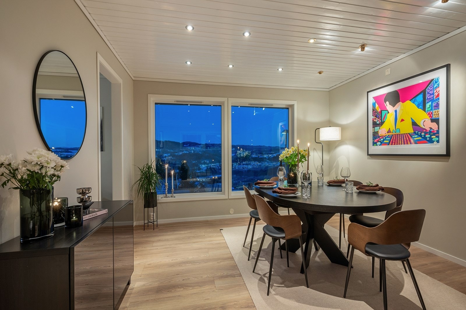 Spisestue delen ligger i tilknytning til kjøkkenet. Store vindusflater gir rikelig med lysinnslipp og ikke minst fantastisk utsikt Galleribilde