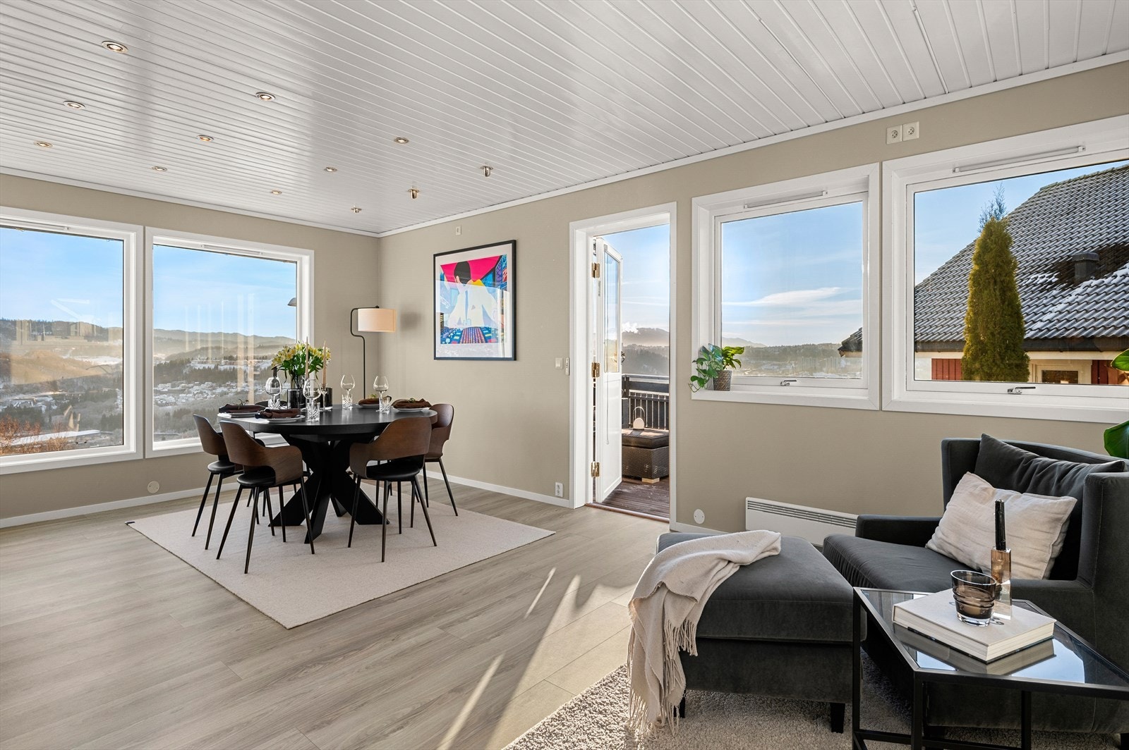 Fantastisk lysinnslipp fra store vinduer. Galleribilde