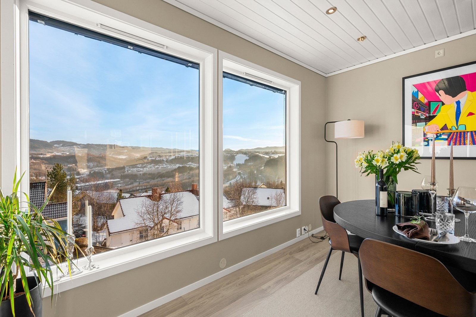 I tillegg til bod under garasjen er det muligheter for oppbevaring i kaldloft hvor takhøyden er på ca. 1 m. Galleribilde