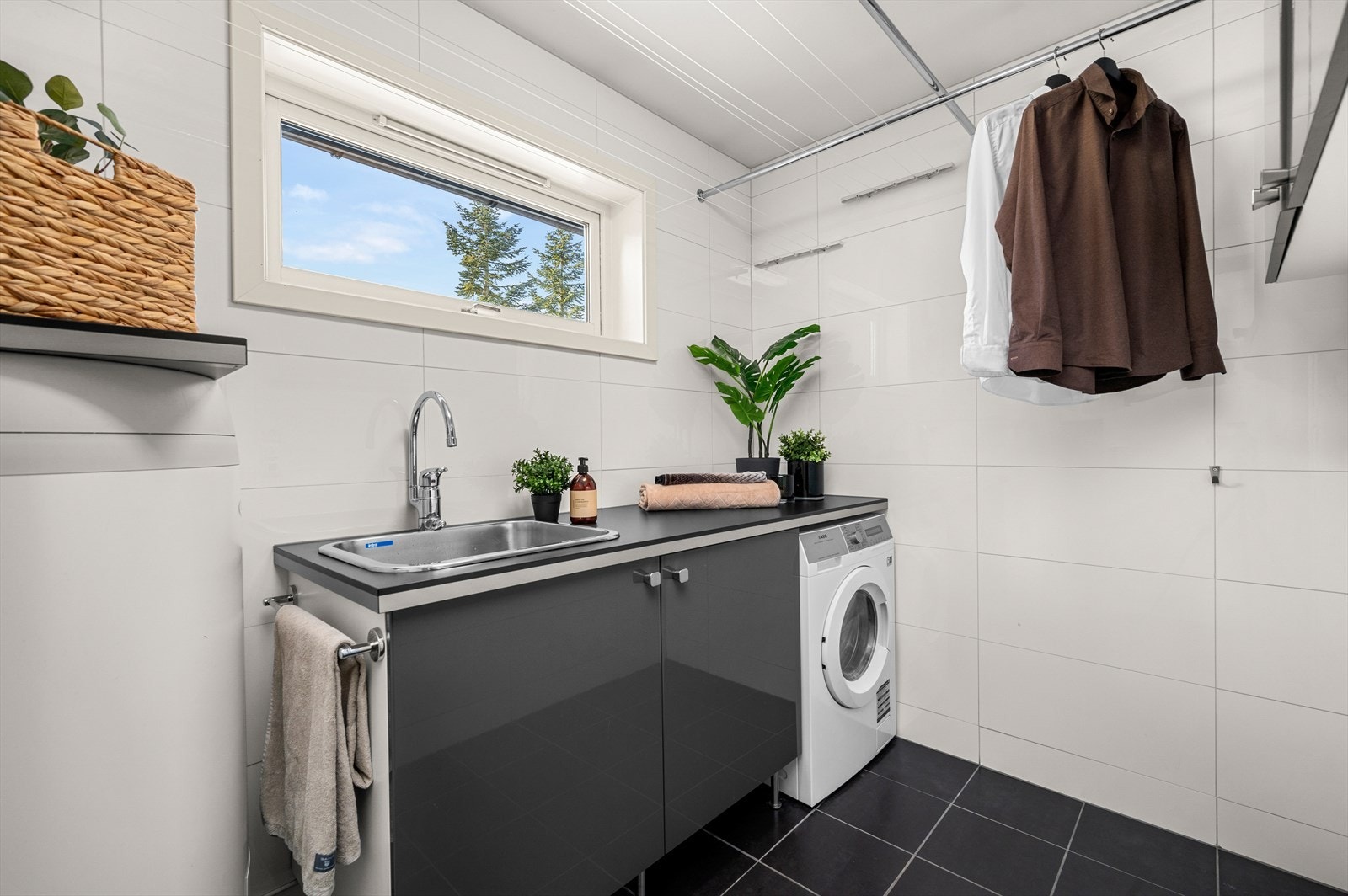 Sist men ikke minst i hoveddelen er det et vaskerom på rett i underkant av 5m². Rommet er praktisk plassert i tilknytning til gangen. Galleribilde