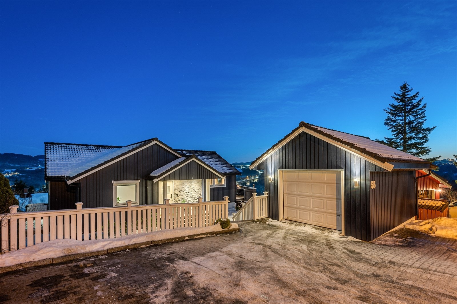 Romslig gårdsplass og flott garasje. Under garasjen er det også en bod for kjærkommen oppbevaring Galleribilde