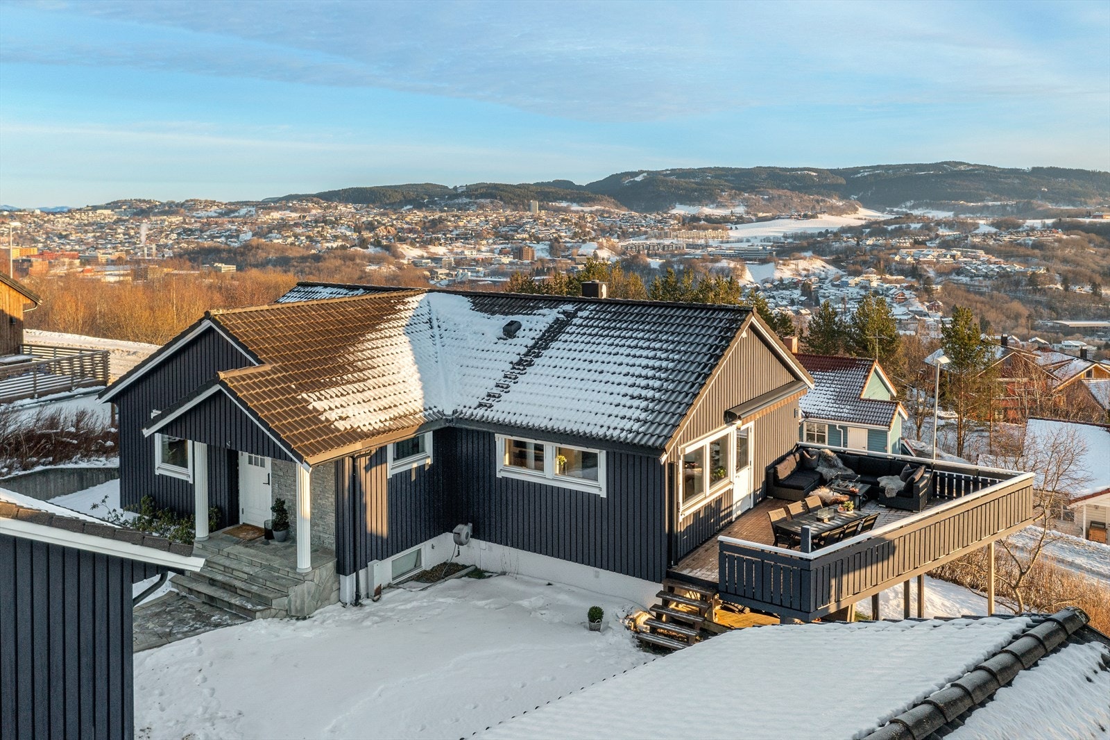 Her har du muligheten til å sikre deg en stilren enebolig med attraktiv beliggenhet på Hallset. Boligen har også 2 utleiedeler i sokkel som gir kjærkommen leieinntekt! Galleribilde