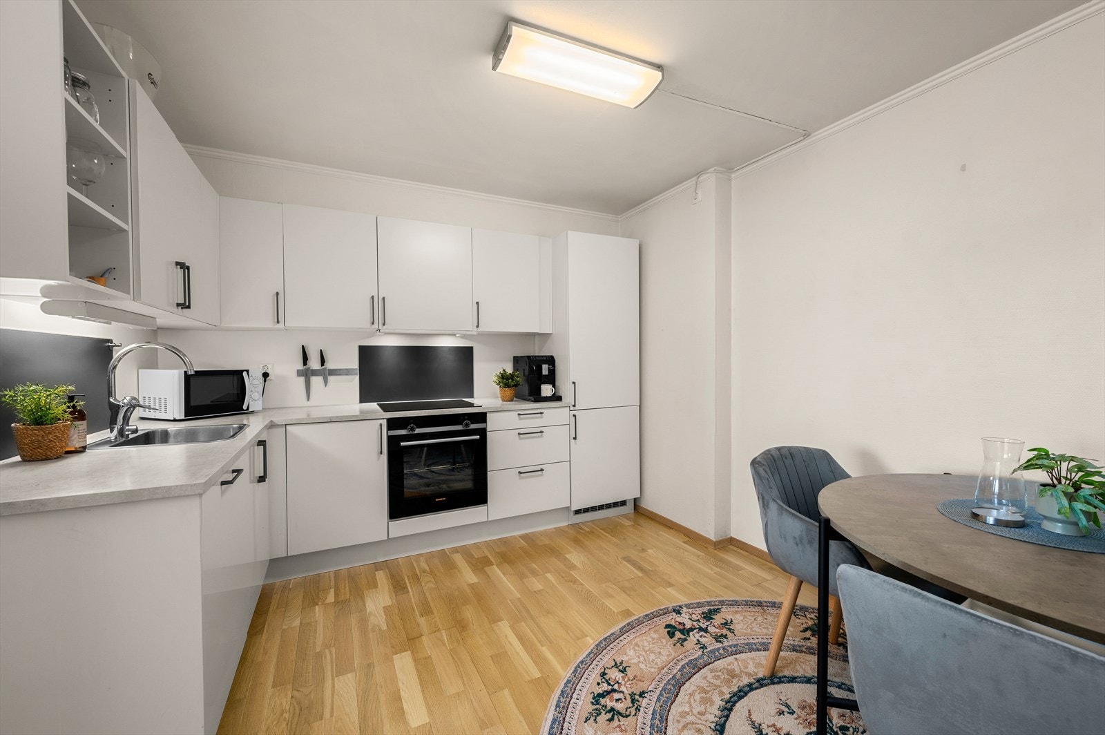 Begge har tilnærmet lik utforming med delvis åpen løsning inn mot kjøkkenet. Galleribilde