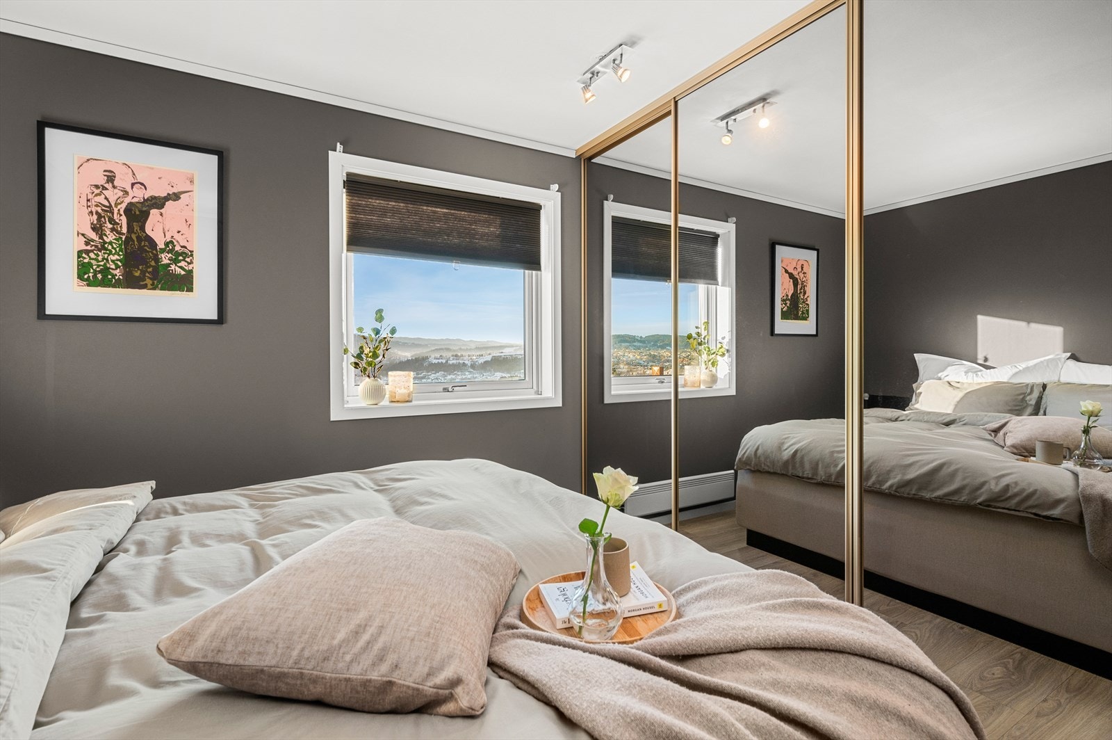 Det er etablert stor skyvedørsgarderobe og mer enn god nok plass til ønsket sengestørrelse Galleribilde