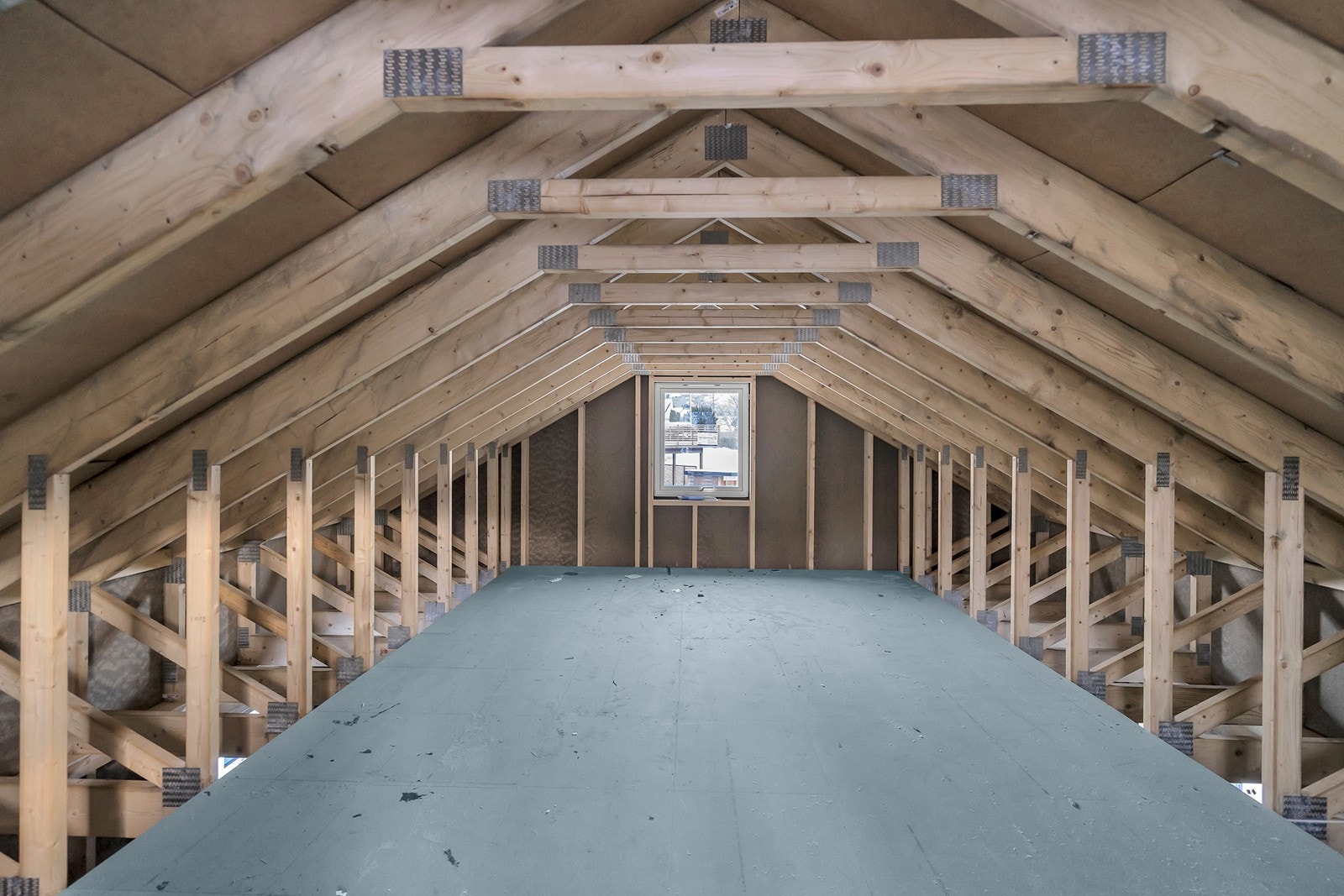 Uinnredet loft på garasjen Galleribilde