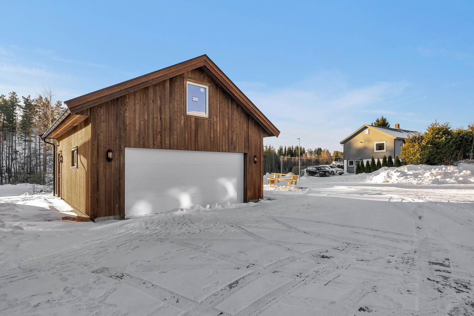 Her har man parkering i dobbel garasje Galleribilde