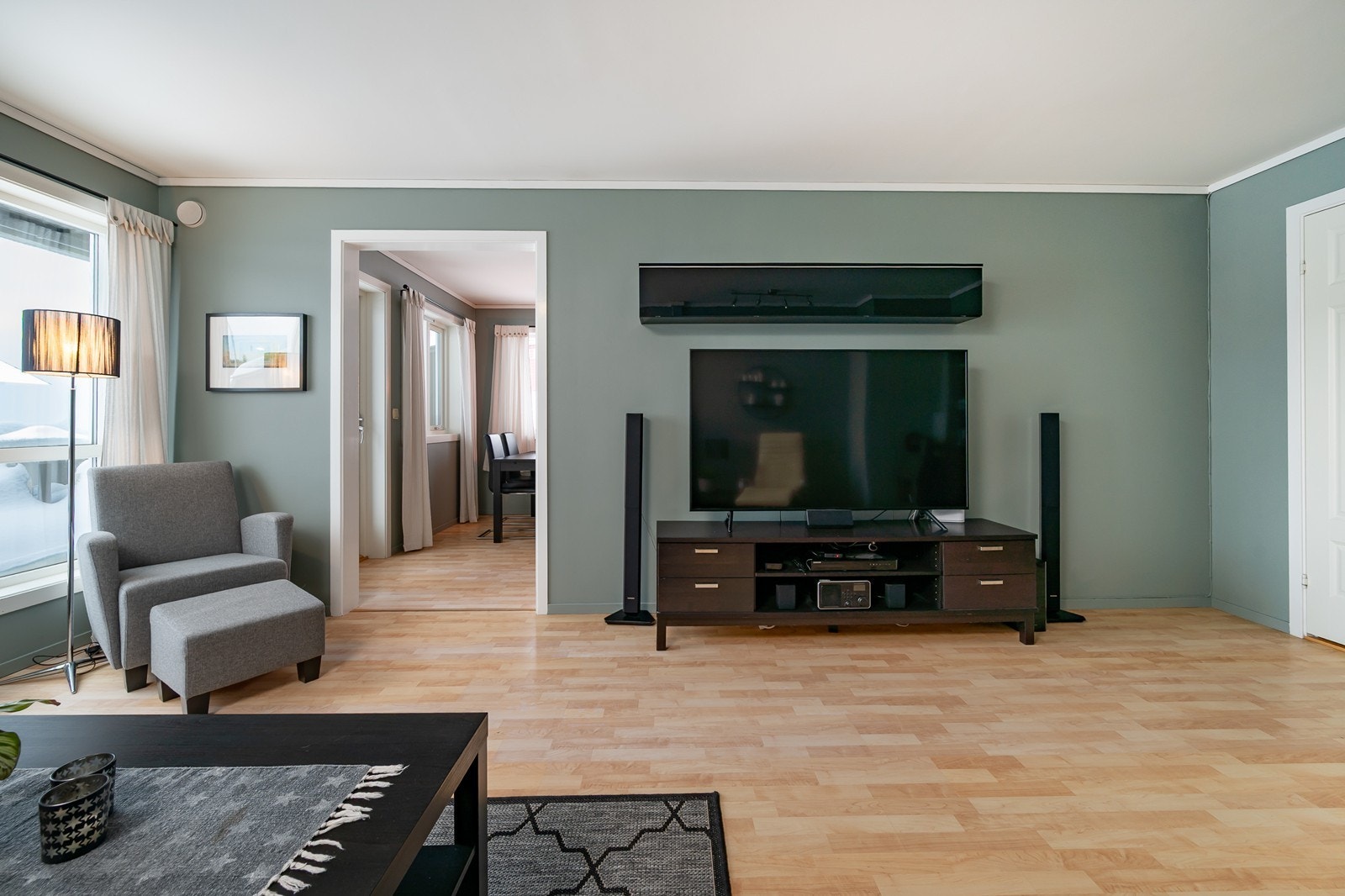 Åpen døråpning til kjøkken Galleribilde