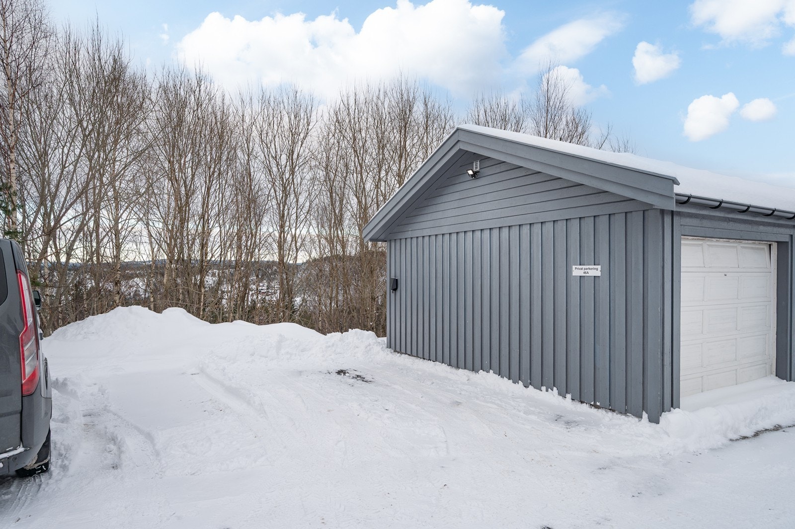 Egen, merket p-plass med lader Galleribilde