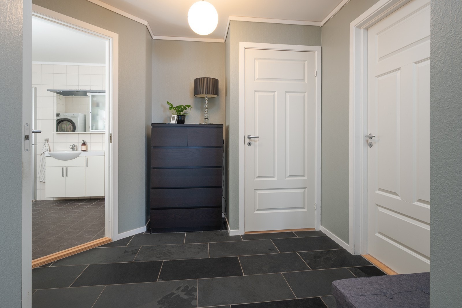 Entré/gang med direkte inngang til bod/garderoberom på ca. 3 kvm Galleribilde