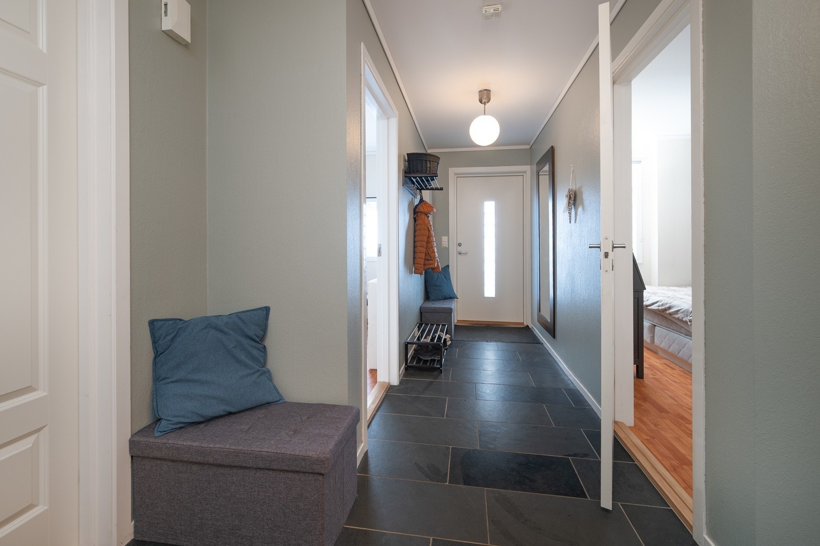 Store fliser, varmekabler og plass til tøyoppheng Galleribilde