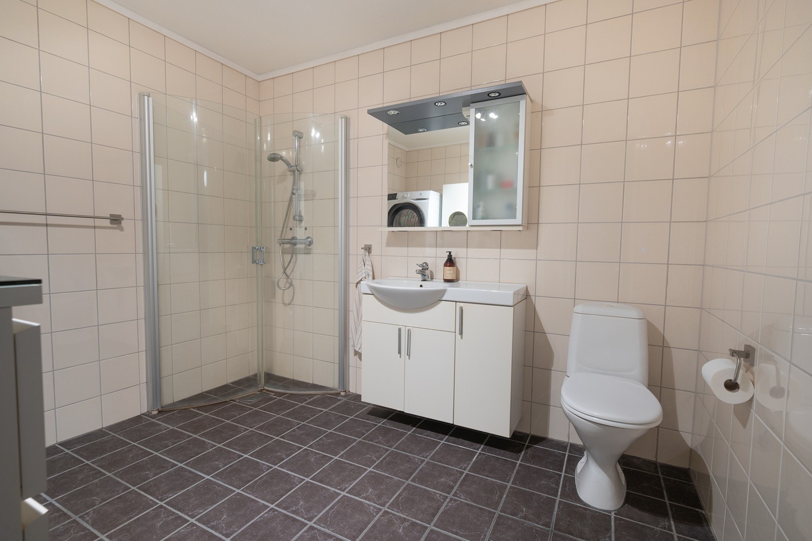 Helfliset bad med wc, dusjnisje og stilren innredning Galleribilde