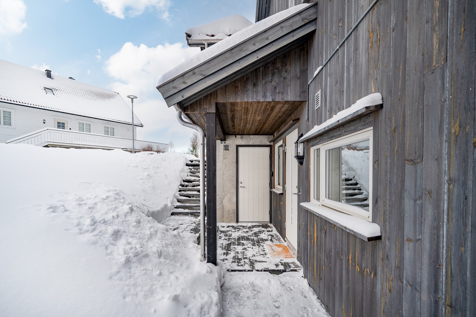 Takoverbygd terrasse og sportsbod på 5 kvm ved leilighetens inngangsparti Galleribilde