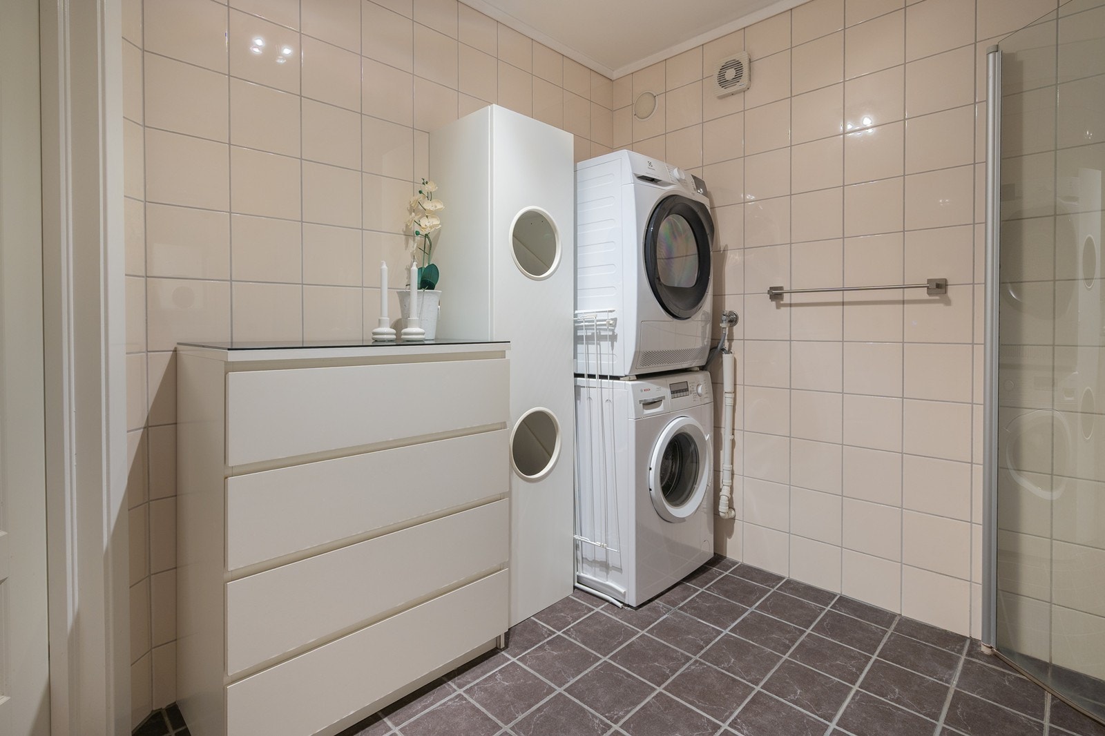 Varmekabler, mekanisk avtrekk og opplegg for vaskemaskin Galleribilde